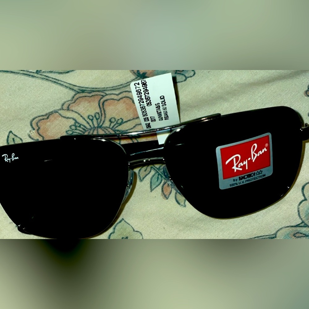 Black Ray-ban aviator style sunglasses